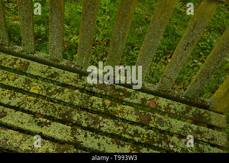 Abstract del banco scanalati rivestiti di alghe, Stratford-su-Avon, England, Regno Unito, Europa Foto Stock