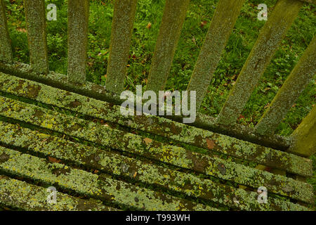 Abstract del banco scanalati rivestiti di alghe, Stratford-su-Avon, England, Regno Unito, Europa Foto Stock