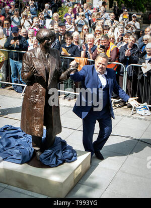 Una vita-size statua in bronzo del compianto comico, scrittore e attore, Victoria Wood è svelato in Bury town center dal comico Ted Robbins. Foto Stock