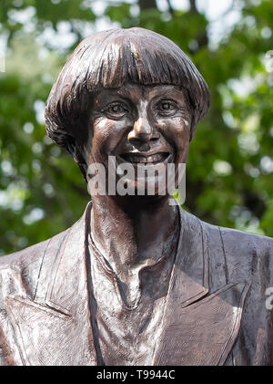 Una vita-size statua in bronzo del compianto comico, scrittore e attore, Victoria Wood è svelato in Bury Town Center. Foto Stock