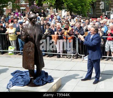 Una vita-size statua in bronzo del compianto comico, scrittore e attore, Victoria Wood è svelato in Bury town center dal comico Ted Robbins. Foto Stock