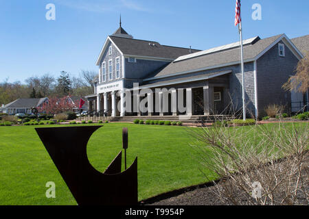 Il Cape Cod Museo di Arte - Dennis, Massachusetts, STATI UNITI D'AMERICA. Scultura all'aperto in primo piano Foto Stock