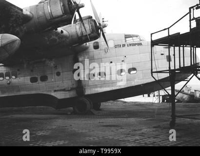 BOAC G-AKNS città di Liverpool, un breve S45 Solent 3 (costruzione n. S.1297), è raffigurato sul disco al Lago di Dorset cantiere prima della rottamazione. T Foto Stock
