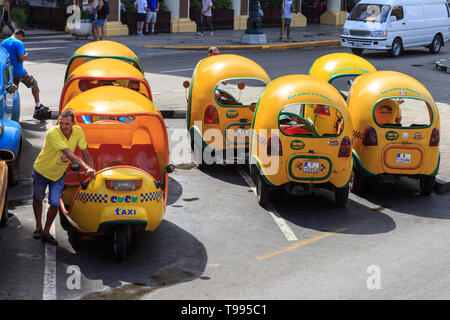 Coco taxi, tre ruote cabine ciclomotore a l'Avana, Cuba Foto Stock