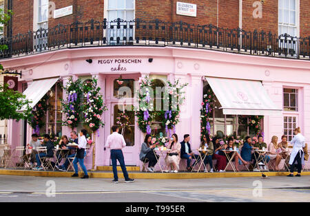 I clienti al di fuori di sitty Peggy Porchen Cake Shop di Belgravia a Londra. Foto Stock