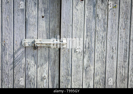 Vecchie porte in legno su un fienile con peeling paint Foto Stock