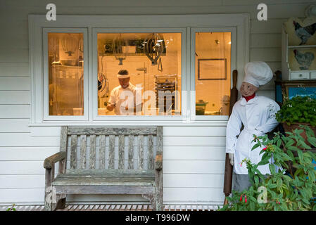 Lo chef prepara un pasto Sooke Harbour House, Sooke, Isola di Vancouver, British Columbia, Canada Foto Stock