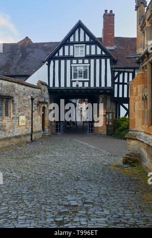 Antico vicolo da Piazza del Mercato (Abate Reginald's Gateway) in Evesham, Worcestershire, England, Regno Unito, Europa Foto Stock