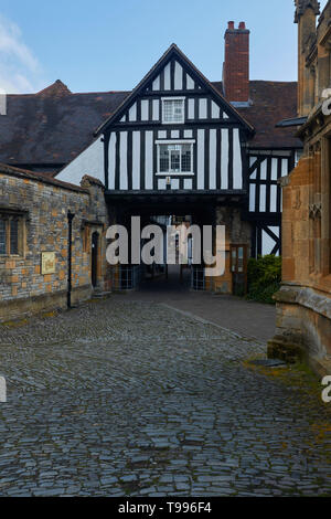 Antico vicolo da Piazza del Mercato (Abate Reginald's Gateway) in Evesham, Worcestershire, England, Regno Unito, Europa Foto Stock