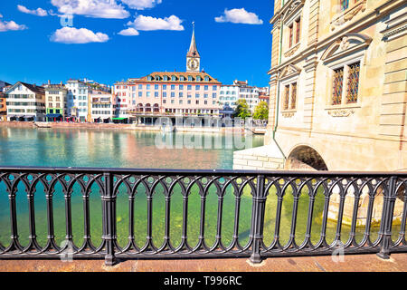 Zurigo Limmat waterfront e vista punti di riferimento, la più grande città della Svizzera Foto Stock