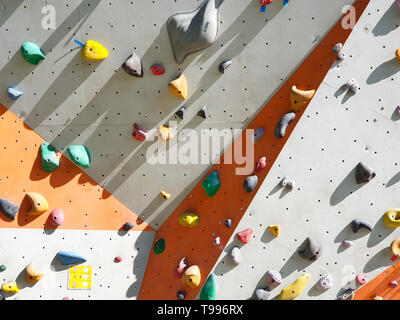 Indoor e Outdoor arrampicata sportiva parete di pietra. Foto Stock