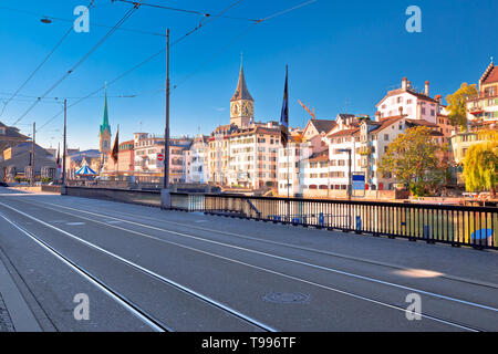 Zurigo Limmat waterfront e vista punti di riferimento, la più grande città della Svizzera Foto Stock