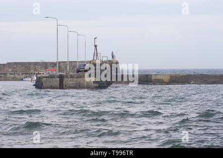 I pescatori pesca in mare dal porto muro a St Monans, Fife, Scozia, Regno Unito. Foto Stock