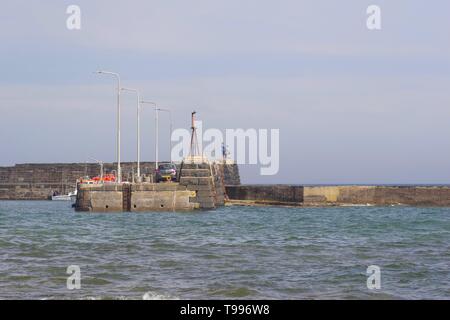 I pescatori pesca in mare dal porto muro a St Monans, Fife, Scozia, Regno Unito. Foto Stock