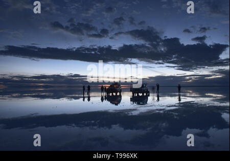 Touring sul più grande del mondo di specchio, riflessioni dalle saline del Salar de Uyuni, Bolivia Foto Stock