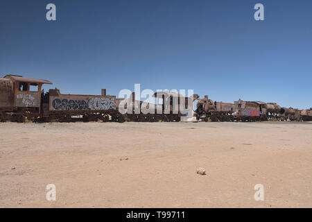 Il cimitero di treno di abbandono dei locomotori, Uyuni, Bolivia Foto Stock