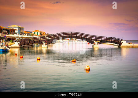 (Lefkada Lefkada) città, con una vista straordinaria al piccolo porticciolo per le imbarcazioni da pesca con il bel ponte di legno e il lungomare, isola del Mar Ionio, Grecia Foto Stock