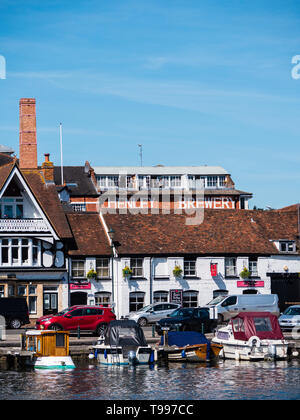 Henley-on-Thames Riverside, visto dal fiume Tamigi, Oxfordshire, Inghilterra, Regno Unito, GB. Foto Stock