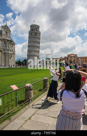 I turisti intorno alla torre pendente di Pisa Foto Stock