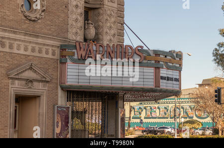 Warnors Theatre e il Raschino di Fresno Francobollo murale, nel quartiere murale, centro di Fresno, California, Stati Uniti d'America. Foto Stock