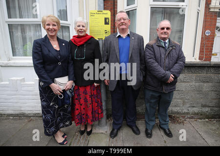 Jenny Ward (sinistra), Sue Coussy, Bob Johns e Joffrey Storie (a destra), i nipoti e nipoti di Robert privato Edward Johns, posa per una foto accanto alla sua placca che è stata svelata il Jervis Road a Portsmouth, ed è parte delle placche 119 onorare gli uomini da Portsmouth che hanno combattuto durante il D-Day. Foto Stock