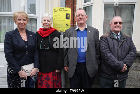 Jenny Ward (sinistra), Sue Coussy, Bob Johns e Joffrey Storie (a destra), i nipoti e nipoti di Robert privato Edward Johns, posa per una foto accanto alla sua placca che è stata svelata il Jervis Road a Portsmouth, ed è parte delle placche 119 onorare gli uomini da Portsmouth che hanno combattuto durante il D-Day. Foto Stock