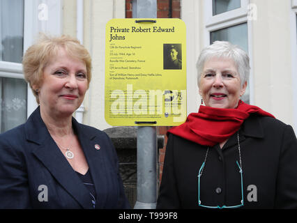 Jenny Ward (sinistra) e sue Coussy, i nipoti di Robert privato Edward Johns, posa per una foto accanto alla sua placca che è stata svelata il Jervis Road a Portsmouth, ed è parte delle placche 119 onorare gli uomini da Portsmouth che hanno combattuto durante il D-Day. Foto Stock