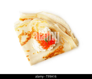 Pancake con caviale rosso e crema di formaggio. Cucina russa. Maslenitsa. Vista dall'alto isolato su uno sfondo bianco Foto Stock