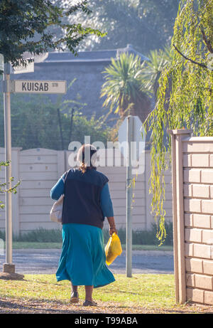 Johannesburg, Sud Africa - Un misterioso nero donna al mattino passeggiate al suo posto di impiegare come governante nella città Foto Stock