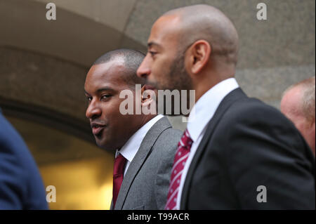 Pc Wayne Marques (sinistra) e PC Leon McLeod (destra) arrivano a Old Bailey a Londra dove si darà prova all'inchiesta sul London Bridge e di Borough Market attacchi terroristici. Foto Stock