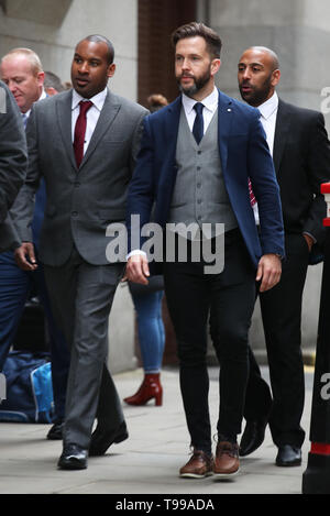 Pc Wayne Marques (sinistra) e PC Leon McLeod (destra) arrivano a Old Bailey a Londra dove si darà prova all'inchiesta sul London Bridge e di Borough Market attacchi terroristici. Foto Stock