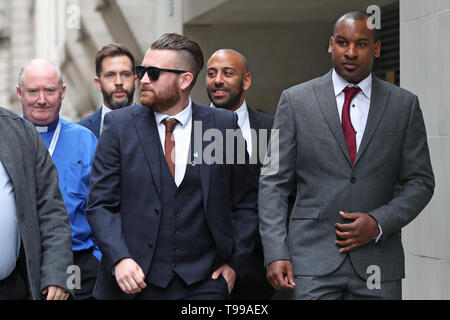 Pc Charlie Guenigault (terza a sinistra), Pc Leon McLeod (seconda a destra) e Pc Wayne Marques (destra) arrivano a Old Bailey a Londra dove si darà prova all'inchiesta sul London Bridge e di Borough Market attacchi terroristici. Foto Stock