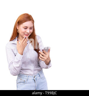Allegro carino bella giovane donna asiatica in chat con un amico nella rete sociale da telefono mobile ,sentirsi sorpreso isolato su sfondo bianco con Foto Stock