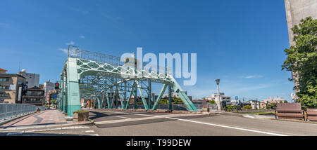 Kanazawa, Ishikawa Giappone - Agosto 22, 2018 : vista panoramica di Saigawa Oohashi. Ferro storico ponte sopra il Fiume Sai nella città di Kanazawa Foto Stock