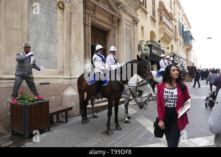 Un'affascinante scena di strada dalla famosa capitale turistica di Malta, la Valletta. Foto di Adam Alexander Foto Stock