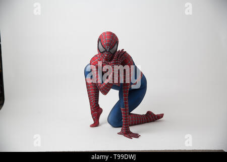 Central, Hong Kong - 19 maggio 2019: l'uomo in costume da supereroe dei fumetti marvel spider su sfondo grigio Foto Stock