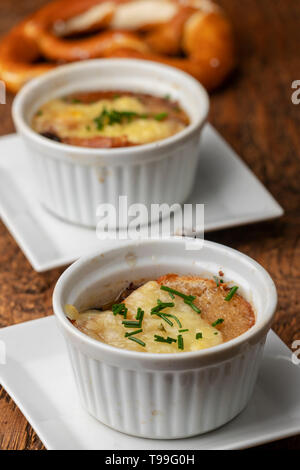 Zuppa di cipolle francese su legno Foto Stock