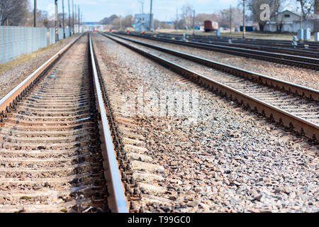 Messa a fuoco selettiva railway va dritto al sole di giorno di primavera al Blue Horizon di opacità dello sfondo con copia spazio. Foto Stock