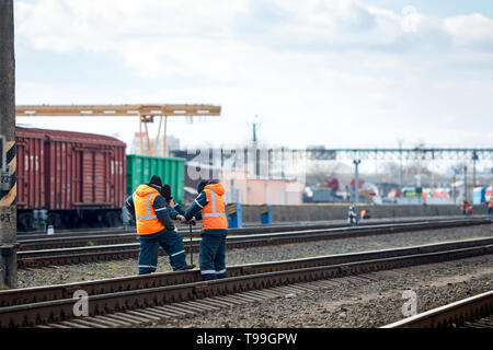 I dipendenti del deposito ferroviario ispezionare la riparazione e la manutenzione delle rotaie ferroviarie al fine di rilevare guasti e garantire la sicurezza dei treni sulla ferrovia moveme Foto Stock