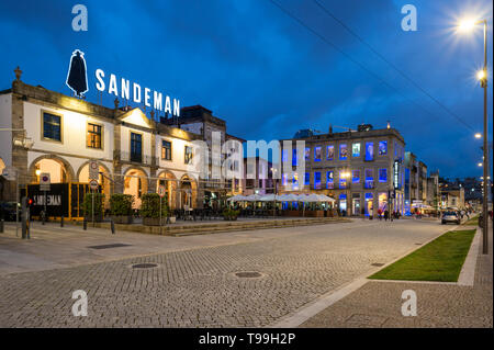 Sandeman Port Wine Lodge, cantine e ristorante di notte nella Villa Nova de Gaia, Porto, Portogallo. Foto Stock