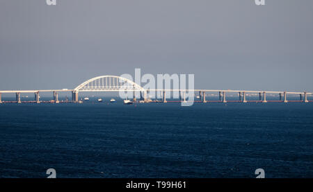 Crimea bridge road attraverso lo Stretto di Kerch con le principali navi cargo Foto Stock