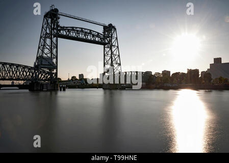 Verticale vecchio ponte di sollevamento nel centro della città di Rotterdam nella luce del sole di primavera Foto Stock