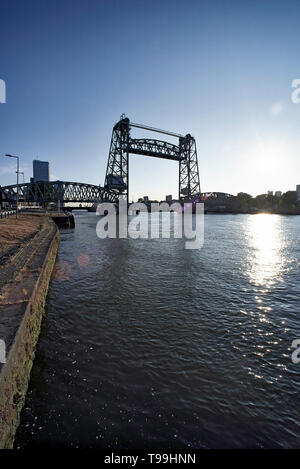 Verticale vecchio ponte di sollevamento nel centro della città di Rotterdam nella luce del sole di primavera Foto Stock