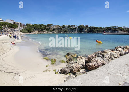PORTO CRISTO, MALLORCA, Spagna - 16 Maggio 2019: spiaggia sabbiosa con persone in una giornata di sole su 16 Maggio 2019 in Porto Cristo, Mallorca, Spagna. Foto Stock