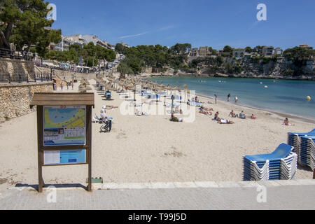 PORTO CRISTO, MALLORCA, Spagna - 16 Maggio 2019: spiaggia sabbiosa con persone in una giornata di sole su 16 Maggio 2019 in Porto Cristo, Mallorca, Spagna. Foto Stock