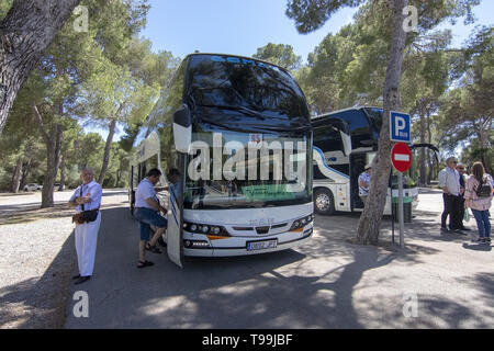 CUEVAS DELS DRACH, MALLORCA, Spagna - 16 Maggio 2019: turisti al di fuori di autobus turistici in una giornata di sole su 16 Maggio 2019 in Cuevas dels Drach, Mallorca, Spagna. Foto Stock