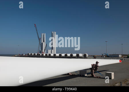 Turbina eolica base di costruzione a Great Yarmouth porto esterno. Foto Stock