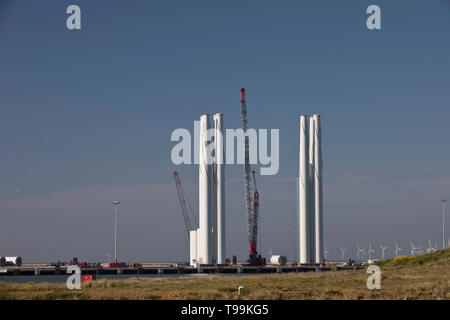 Turbina eolica base di costruzione a Great Yarmouth porto esterno. Foto Stock
