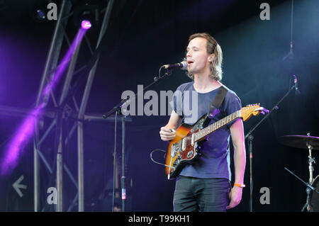 Simon Balthazar dei Fanfarlo effettuando al Larmer Tree Festival, UK. Luglio 20, 2014 Foto Stock