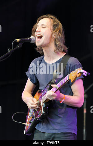 Simon Balthazar dei Fanfarlo effettuando al Larmer Tree Festival, UK. Luglio 20, 2014 Foto Stock